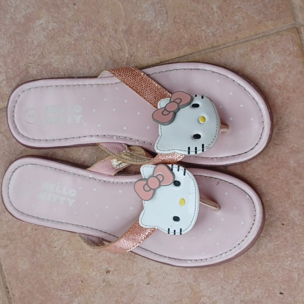 Hello Kitty Sandals 😺 🩴 - Picture 3 of 4